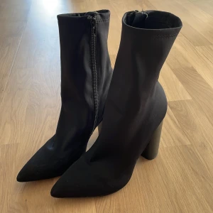 Höstklackar från just fabolous - Fina klackar från just fabolous. Begagnade, har en liten skada på vänster sko fram i toppen på insidan. Såg de nu när jag fota inte märkt de innan. Syns alltså inte om man inte synar dom. 