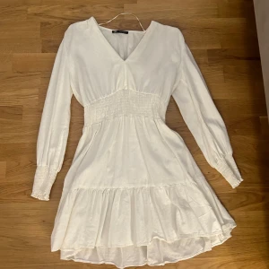 Zara klänning  - Säljer denna klänning från zara som passar perfekt till student och liknande 💗