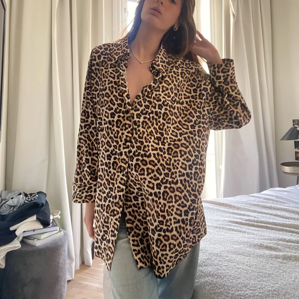En skjorta i leopardmönster! Köpt på arkivet, från början från hm! Storlek M,  väldigt oversized. Jag brukar vanligtvis ha 36/S. Skjortor.