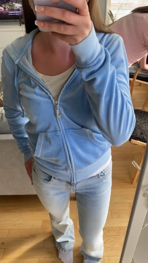 Juicy couture kofta  - Säljer en juicy couture tröja i storlek xs/s. Den är i väldigt bra skick men några stenar på J:et är borta. Köparen betalar frakten.