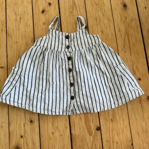 Randig klänning - Randig klänning i fint skick. Vet tyvärr inte varifrån den är. Storlek 80. 