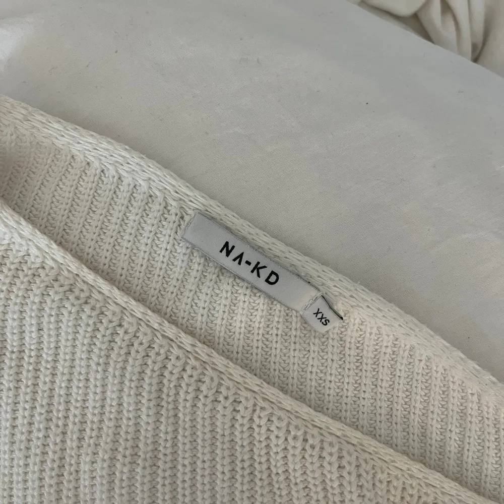 Säljer denna one shoulder tröja från NA-KD. Jätte fint skick💕. Tröjor & Koftor.