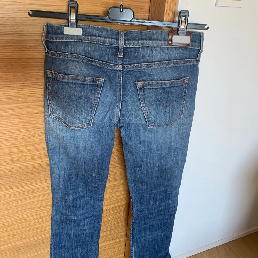 Säljer dessa snygga jeans, då jag inte längre använder de då de är för små ❤️. Jeans & Byxor.