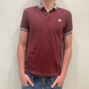 Moncler Piké - Hej! Säljer nu min Piké från märket moncler , Storlek S fint skick. Tveka inte på att höra av dig om du har frågor eller funderingar kring varan! 