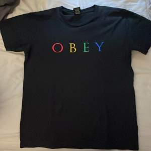 Tjena, en fet t-shirt från Obey som tyvärr är för liten för mig. Inga defekter över huvud taget och lätt att matcha med vad som helst, STEAL! Storlek S i herrstorlek kanske M i damstorlek har inte så bra koll
