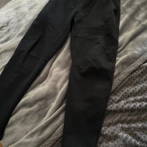 Nike Tech Fleece byxor - Svarta Nike tech fleece byxor i mycket bra skick Köpta från unisport Storlek S