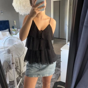 Volanglinne - Säljer nu mitt volang linne från Zara. Väldigt fin och passar perfekt nu till sommarn men även på fester 🌸 Den är i nyskick. Stl XS men passar även S