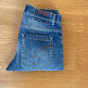 Säljer dessa slim jeans från Dondup i modellen George. Jeansen är i nyskick och har inga tecken på användning. Jeansen är i storlek 30.