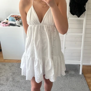 Zara Klänning  - Söt klänning från Zara, skicket är bra💕