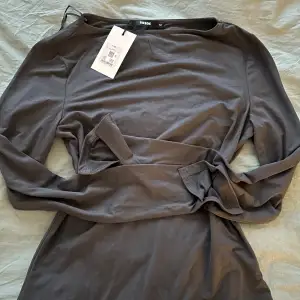 Säljer denna tröja med slits i ärmarna ifrån Bikbok i grå, säljs inte längre. Kan gå ner i pris i snabb affär. Prislapp finns kvar och ej andvänd😇💓