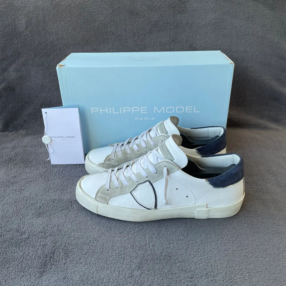 Sjukt populära Philippe Model skor med blåa detaljer | skorna är sparsamt använda och i väldigt fint skick | storlek 40 | låda & kort medföljer vid köp. Skor.