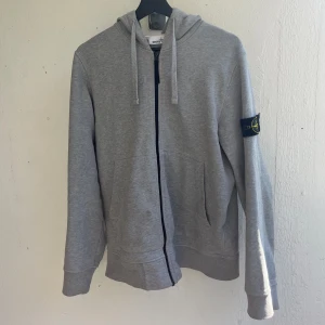 Stone Island Zip - 7/10 Använd Inga tydliga defekter som inte går bort i tvätten För mer frågor eller bilder bara skriva! Mvh Karl