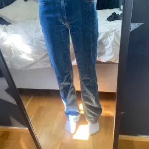 Ett par jeans som jag aldrig använder för gillar ej passformen på jeansen. Använt max 4-5 gånger helt fläck fria inga tecken på att de är sönder eller trasiga. Är runt 170 och dessa passar mig perfekt i längden.