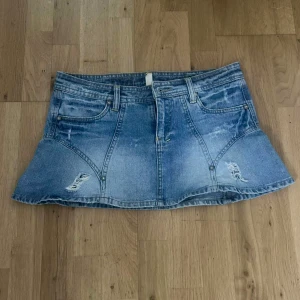 Lågmidjad jeanskjol - Jättefin Jeanskjol som inte kommer till användning då den är för stor. Aldrig använt!🩷 