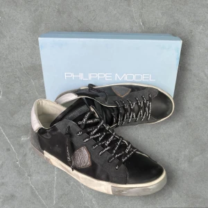 Philippe Model skor - Tja, säljer nu dessa galet feta Philippe model skor i storlek 43. Skick 9/10, nästintill nya! Kommer med box! Hör av dig vid frågor eller funderingar!