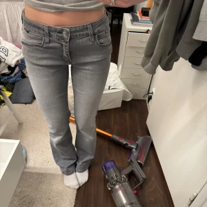 Jeans från Mavi  - Så snygga lågmidjade bootcut jeans köpta på zalando och är ifrån märket Mavi 💞 använda Max 2 gånger och är som nya köpte för 700 kr