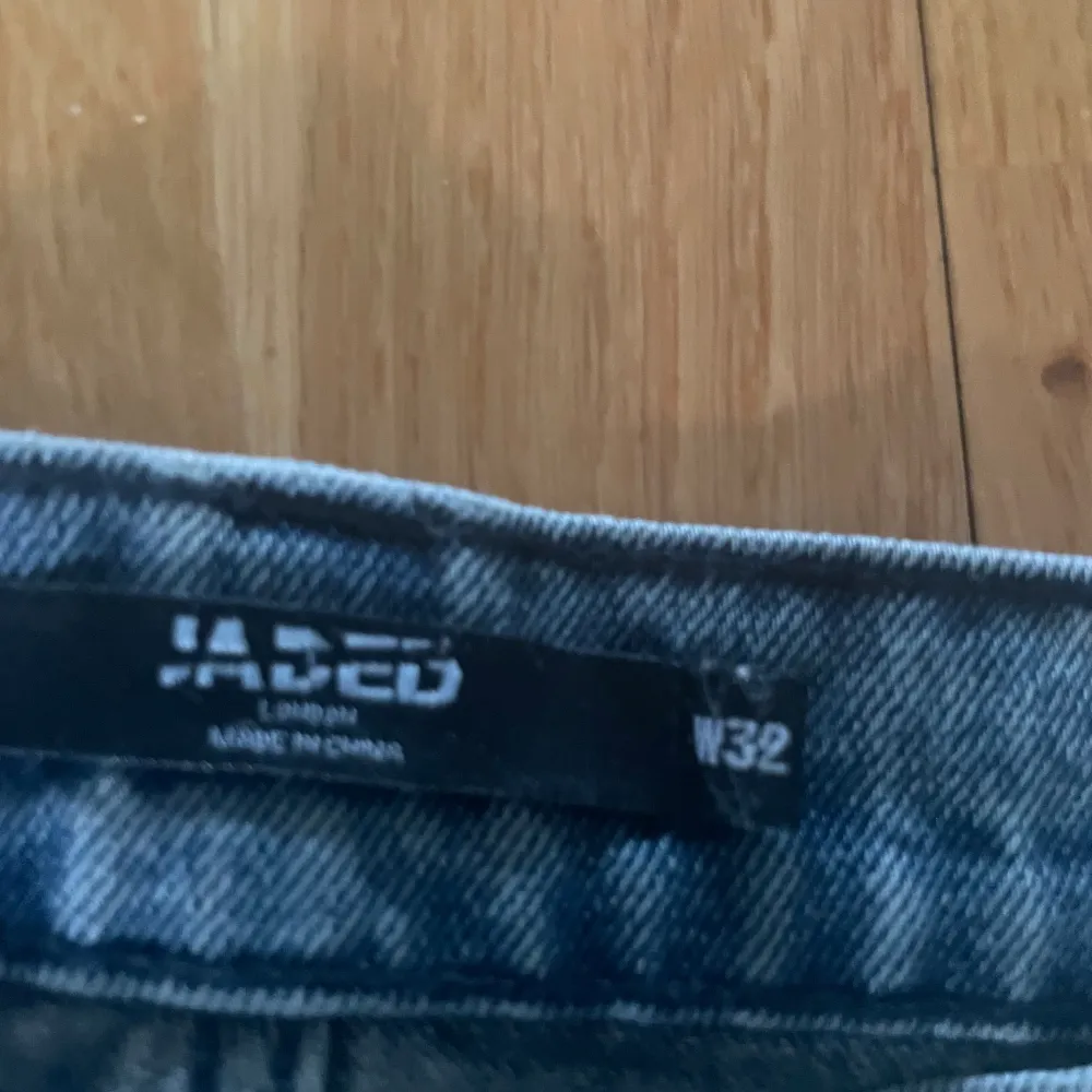 Baggy jaded london jeans med hål, sjuka brallor men behöver sälja för para💯💯🙏. Jeans & Byxor.
