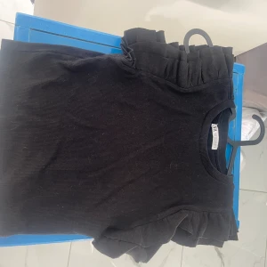 Zara topp - Säljer denna topp från Zara då den inte kommer till användning. Använd den få gånger, men är i väldigt bra skick. Även denna är i stl M men passar för S/xs. Pris kan diskuteras💗