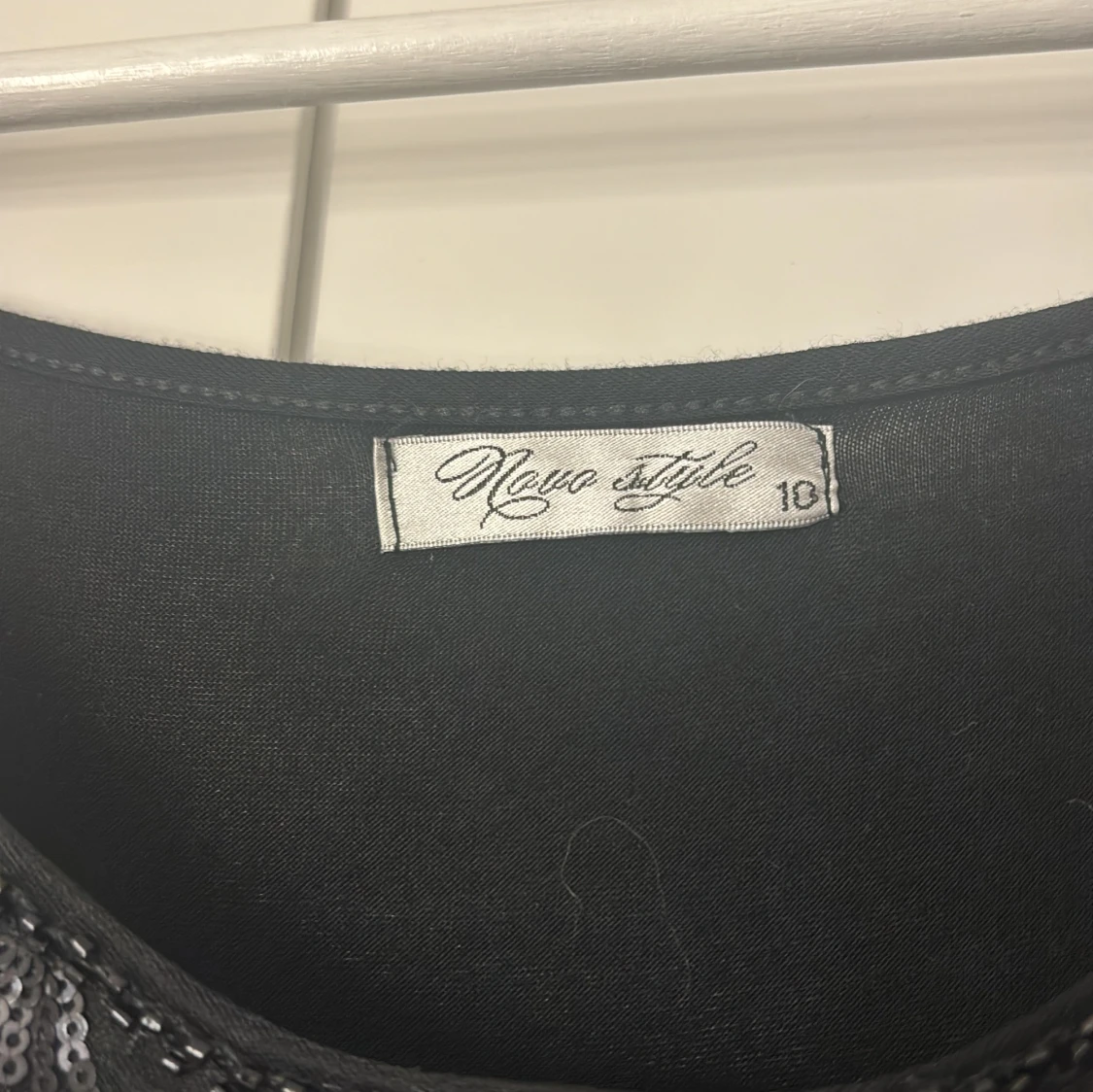 Kort svart glittrig klänning - 90