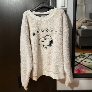 Sweatshirt - En sweatshirt från H&M med snobben tryck. Använd ett fåtal gånger. Den är fluffig och mysig.