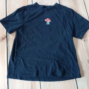 Svamp t-shirt - !!TRYCK INTE PÅ KÖP NU!! T-shirt med svamp tryck köpt från h&m :*¨༺ ♱✮♱ ༻¨*:·