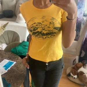 Topp - Super snygg topp med as snyggt tryck! Köpt secondhand!