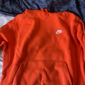 Nike hoodie  - Orange Nike hoddie! Skick är 9,5/10 den är använd 2-3 gånger! Storlek S 