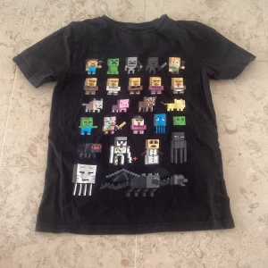 TVÄRFET minecraft tröja - typ synd o göra sig av med men jag e så desperat efter pengar d sjukt 😭dhär e galen classic dock