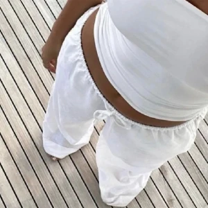 Linnebyxor  - Lågmidjade linnebyxor från hm i storlek xs köpta på plick innan. De är nedlagda så de är precis i längden för mig som är 165 cm. (Lånade bilder)🥰🥰