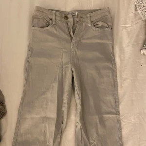 Grå jeans MADLADY - Ett par går jeans i längd REGULAR, från madlady som inte säljs längre.   Skriv vid intresse!  Svara ändrat på seriösa köpare 