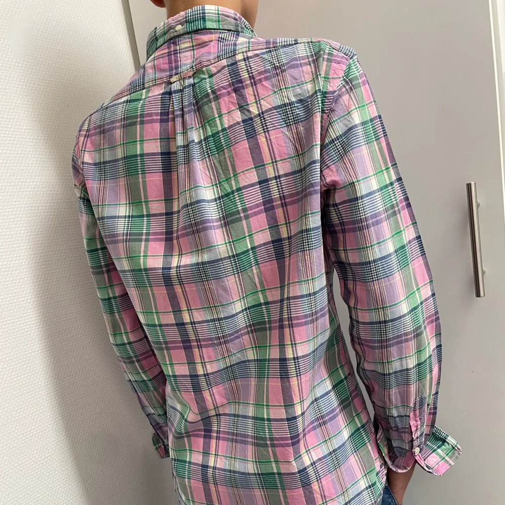 Hej jag säljer denna snygga Ralph Lauren skjorta som är perfekt till sommaren. Den är i nyskick och modellen på bilden är 172 cm lång. Hör av dig för fler frågor eller funderingar👍😁. Skjortor.