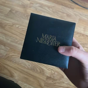 Maria Nilsdotter box - Säljer denna Maria Nilsdotter box då jag sålt mitt halsband och inte vill behålla boxen. Vid eventuella frågor eller funderingar kom privat 🌸