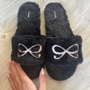 tofflor  - säljer mina söta morgontofflor från hunkemöller🌸