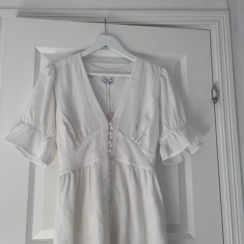 säljer nu denna vita klänningen perfekt till studenten, klänningen är oanvänd med prislappen kvar 💞. Klänningar.