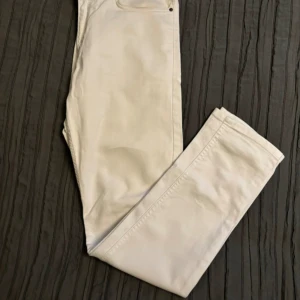Snygga nya vita H&M jeans 31/32 - Nya.