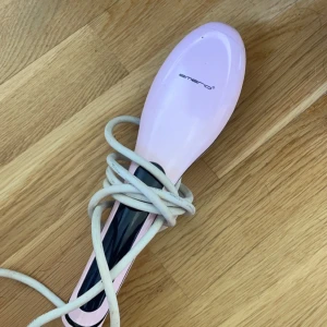 elektrisk värmeborste, emerio - hej! jag säljer min elektriska värmeborste från emiro💕  Denna borsten är super praktisk och gör håret så fint!  man kan ändra värmen med knapparna på sidan samt se hur värmen stiger på en display på baksidan (första bilden)  nypris: 579kr