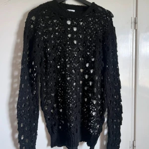 Svart mesh topp - Helt ny. Har inte används en enda gång utan bara legat i paketet den kom med. Beställde en helt fel storlek. Super fin att ha ett linne till under!