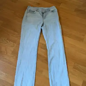 Säljer dessa snygga staright low waist jeans fråb bik bok. Nästan aldrig använda då jag köpte fel storlek. Inga defekter alls i storlek 32. Kontaka innan ni köper!❤️❤️  (Köpta för 700kr) Pris kan alltid diskuteras! 