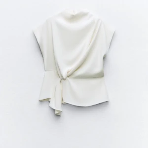 Vit topp  - Säljer denna topp från zara. Endast använd 2 gånger💕