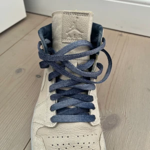 Jordans - Air Jordan 1 Mid SE ’sanddrift/sail-midnight-navy’  Storlek 40 Mycket bra skick