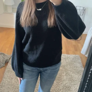 Svart stickad tröja - Svart stickad tröja från .OBJECT i XS, använt kanske 2 gånger och är i nyskick!🖤