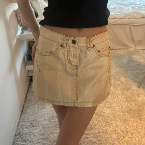 Guldig kjol - Jeanskjol i guldig färg✨✨