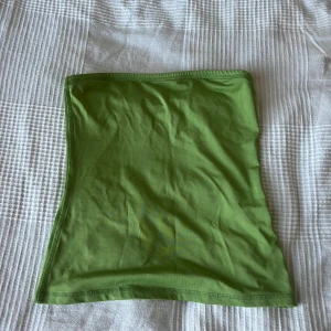 Grön tub-topp - Nyskick tubtopp från weekday , längre i modellen 