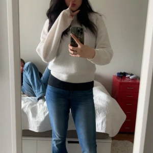 vit stickad - säljer denna fina vita stickade teöja från gina. Rätt så tunn och perfekt nu till somnarkvällarna😊💕