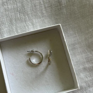 Silver örhängen  - Silver örhängen från pilgrim💗