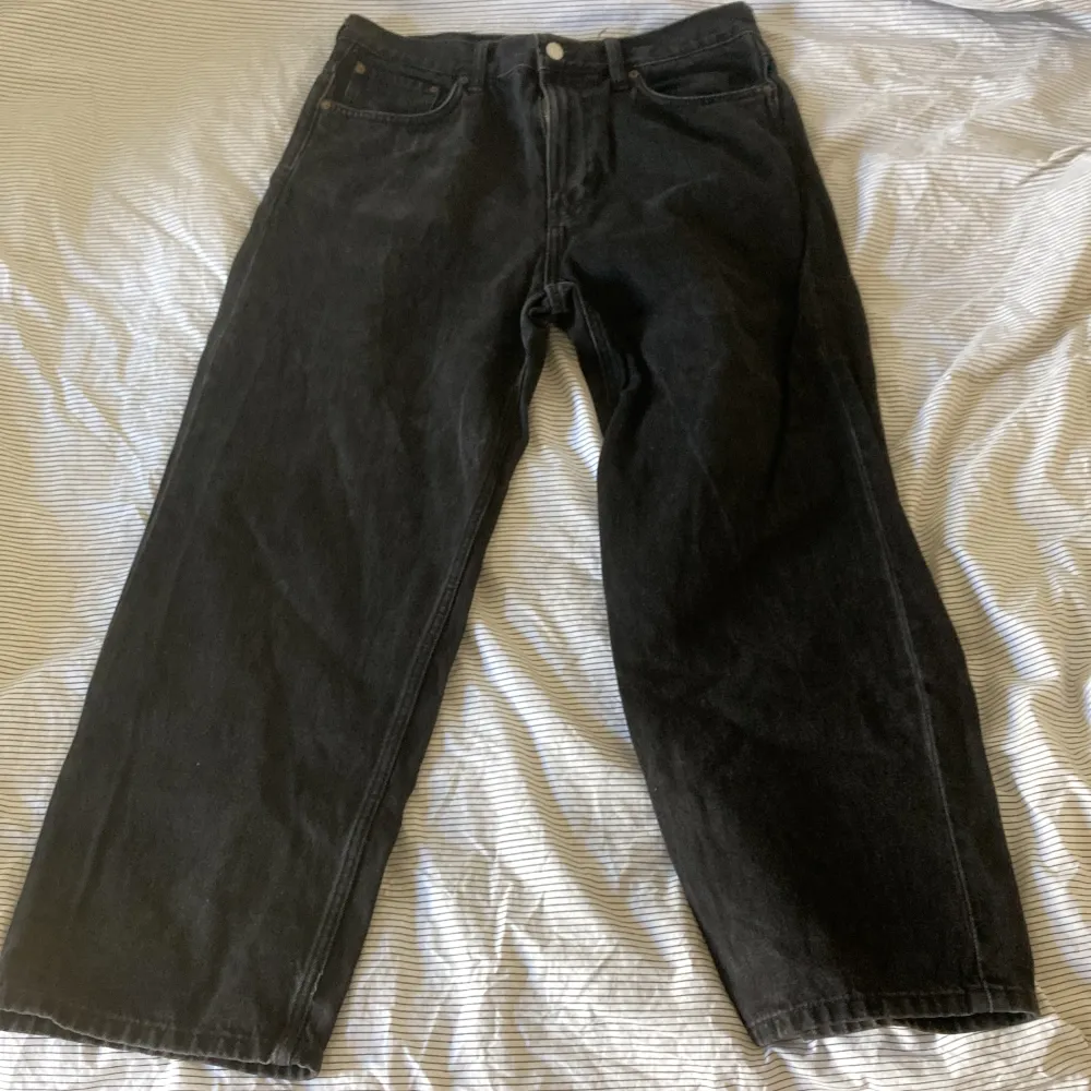 Skitsnygga baggy jeans från weekday. Snyggt perfekt baggy passform. Har modellen ”galaxy loose” Köpta för 600kr. Jeans & Byxor.