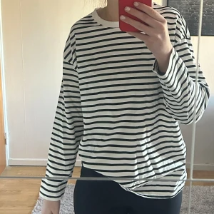 Randig tröja - Snygg randig tröja från Gina som aldrig kommer till användning. Använd ca 3 gånger men så gott som ny. Lite kortare i armarna. Storlek M men passar S också beroende på hur man vill att den ska sitta!🫶🏼