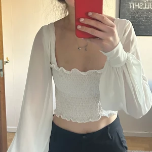 Vit festtopp  - Jättefin festtopp från Chiquelle. Använd 2 gånger. Har lite speciella armar vid handleden(kolla bild 3). Storlek XS men ja själv är storlek S och den passar mig bra. Är lite croppad.🤍