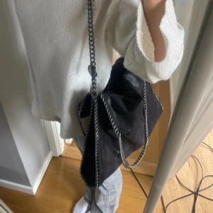 Väska - Stella McCartney liknade väska🥰 Jättepraktisk med många bra fack med dragkedjor och en dragkedja att stänga hela väskan med🙌 (Litet hål på insidan av innertyget men absolut inte som märks eller som kan trilla igenom🥰) Köpt 400 o fåtal gånger använd😆