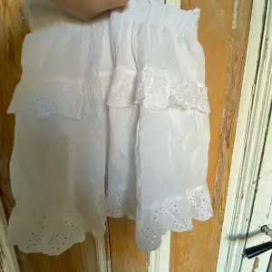 Sommar kjol, nästan aldrig använd💕Köpt för 500kr men säljer för 120kr, pris kan diskuteras!